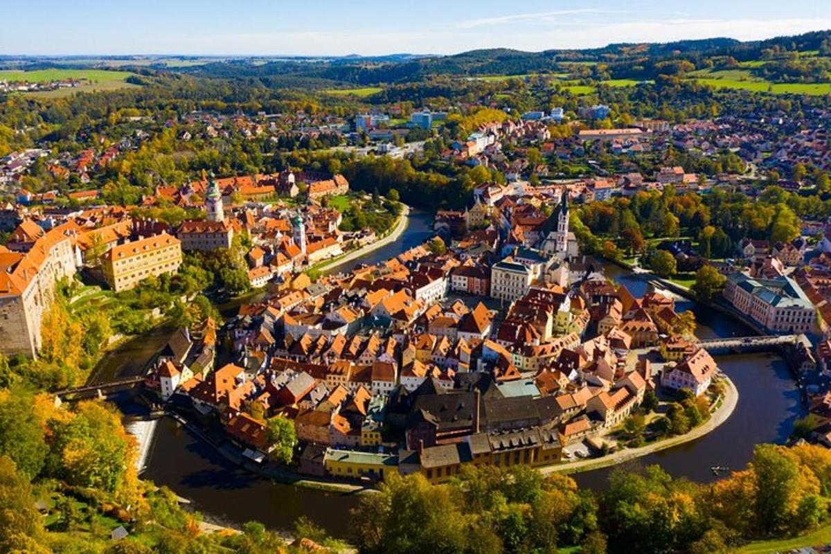 Letecký pohled na město s řekou