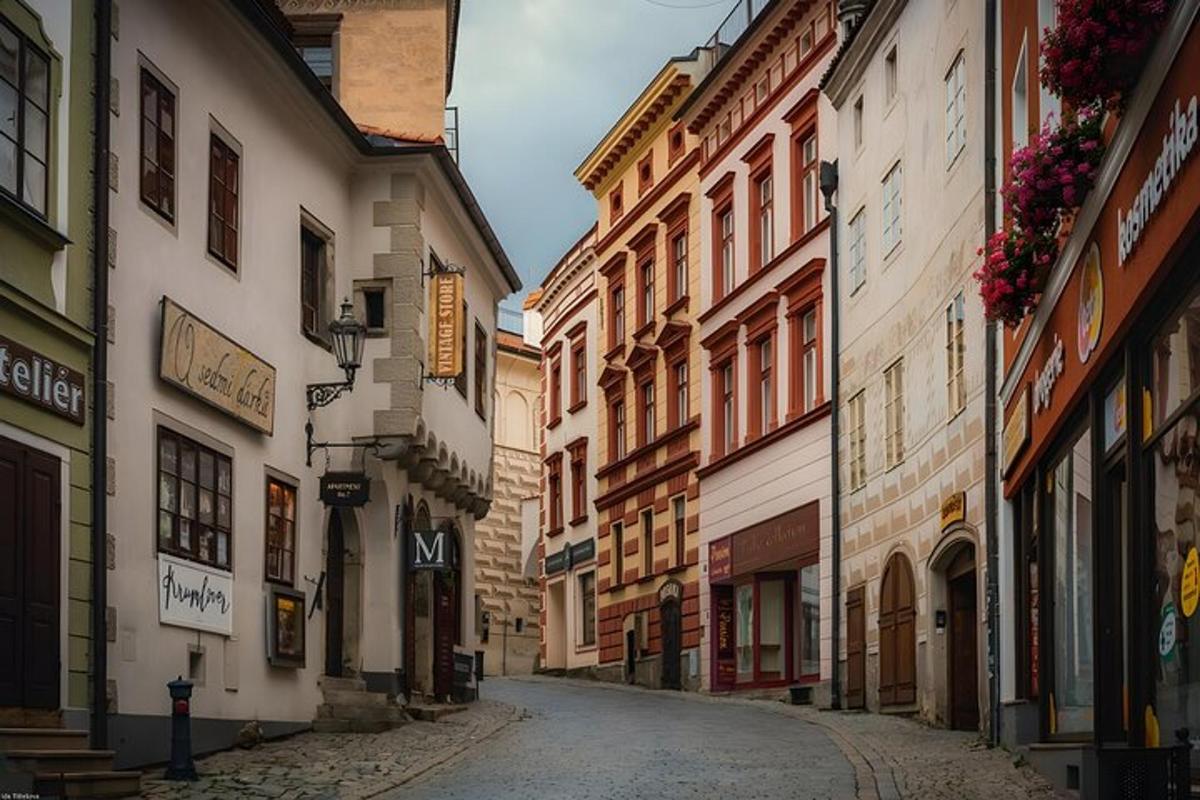 prázdná ulice ve starém městě s budovami