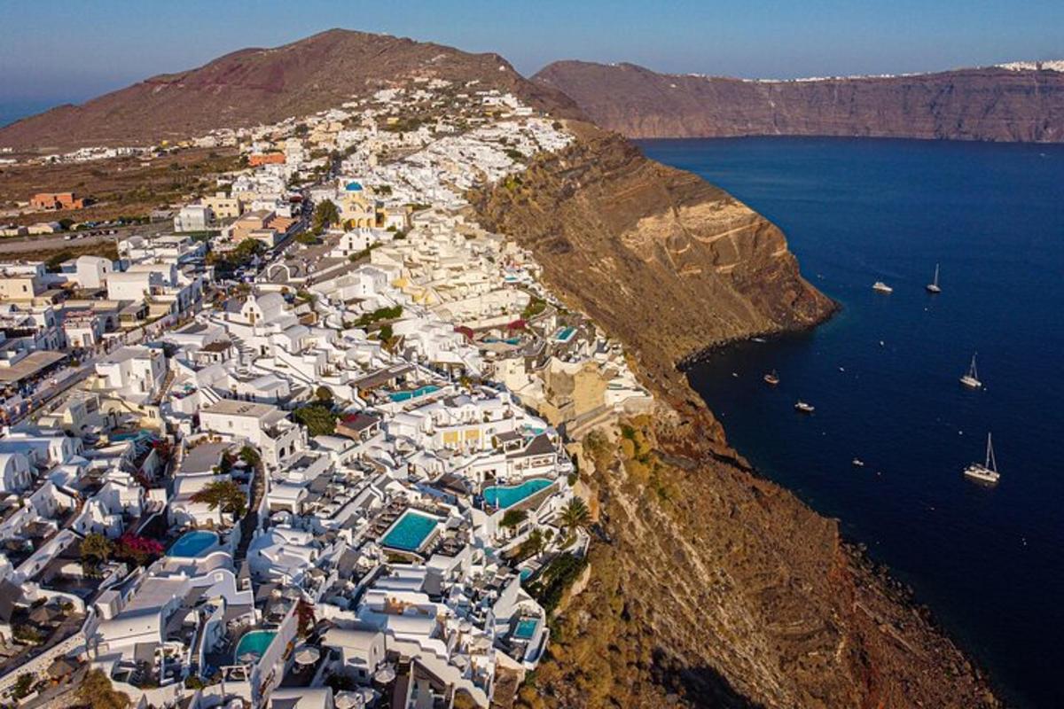 μια εναέρια άποψη μιας πόλης στην πλαγιά ενός βουνού