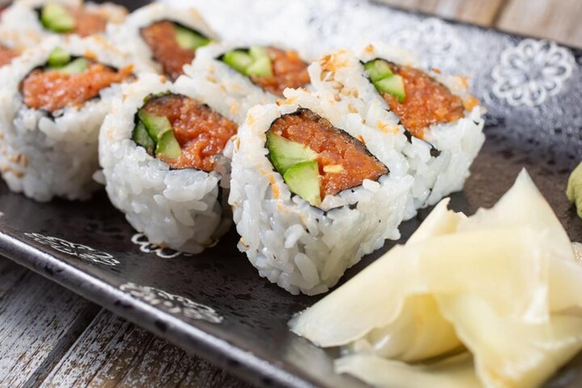 un gruppo di sushi su un piatto su un tavolo