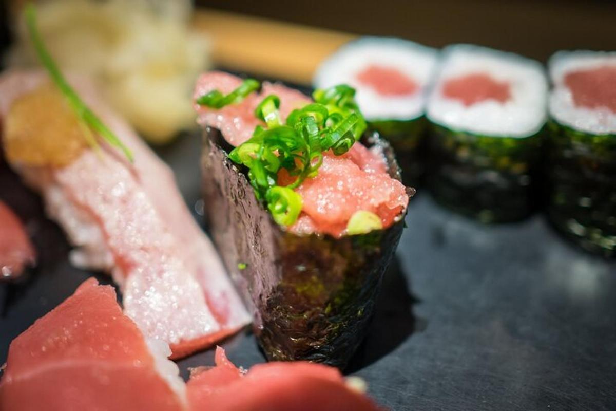 un piatto di cibo con sushi su un tavolo