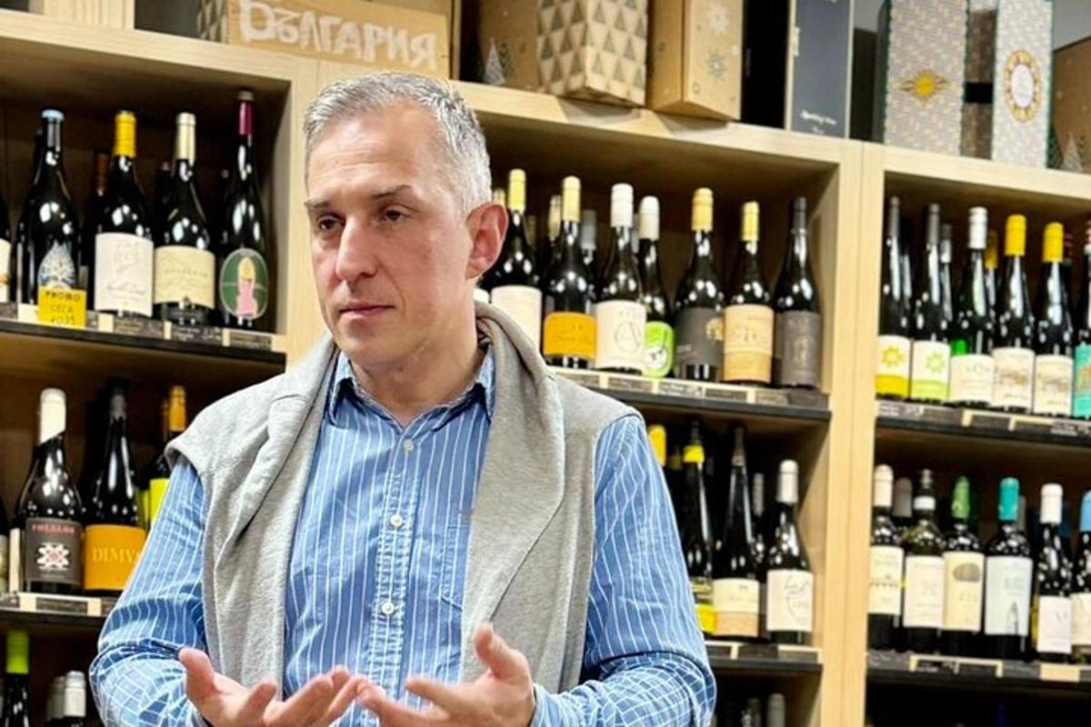 mees seisab veinipudelite riiuli ees