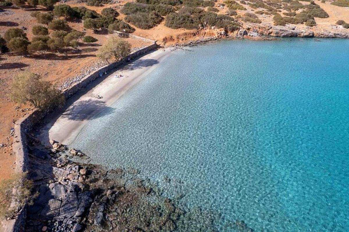 eine Luftaufnahme eines Strandes mit blauem Wasser