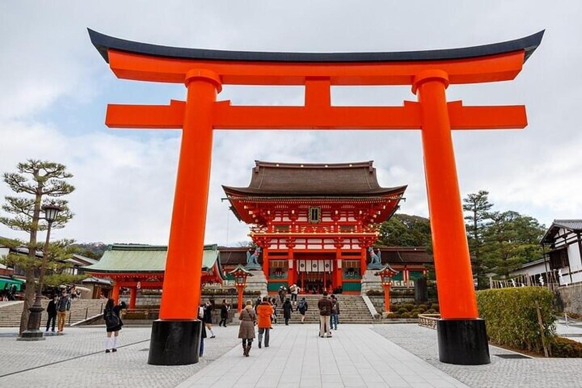 oranžová brána torii před budovou