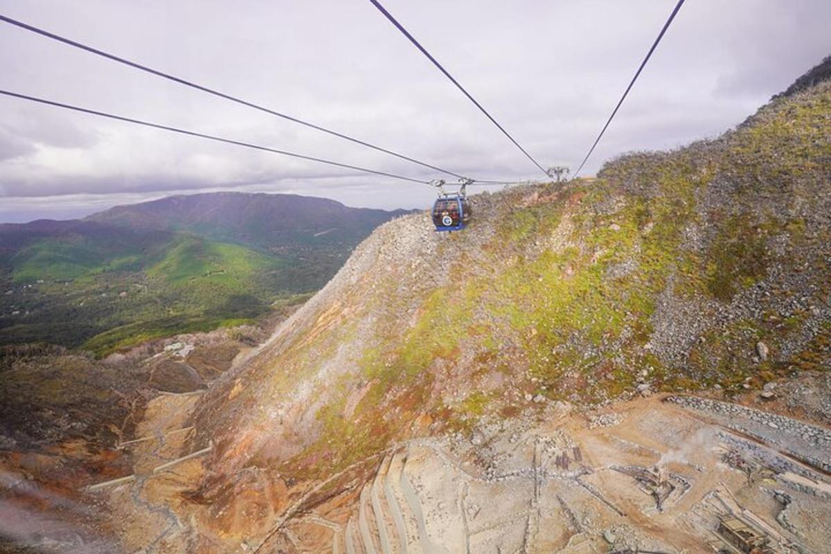 Gondola letí nad skalnatou horou