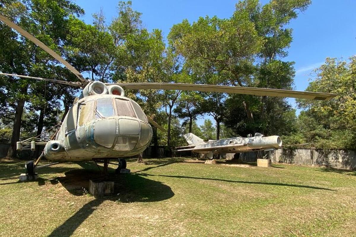 un elicottero seduto sull'erba in un campo