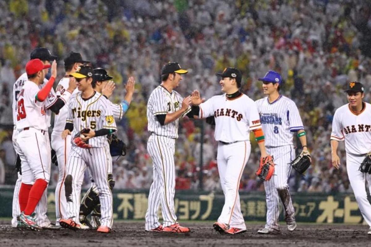egy csoport baseballjátékos áll a pályán