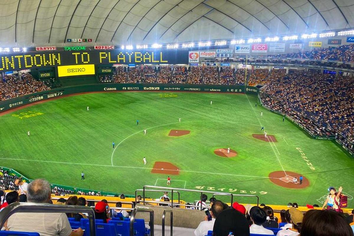 egy tömeg, amely baseballmeccset néz egy stadionban
