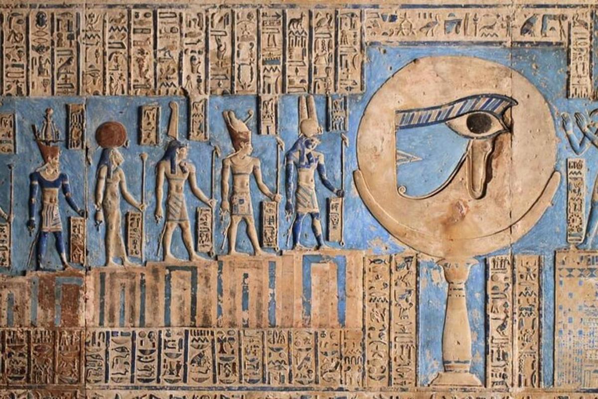 Un relieve de un grupo de personas y Anubis.