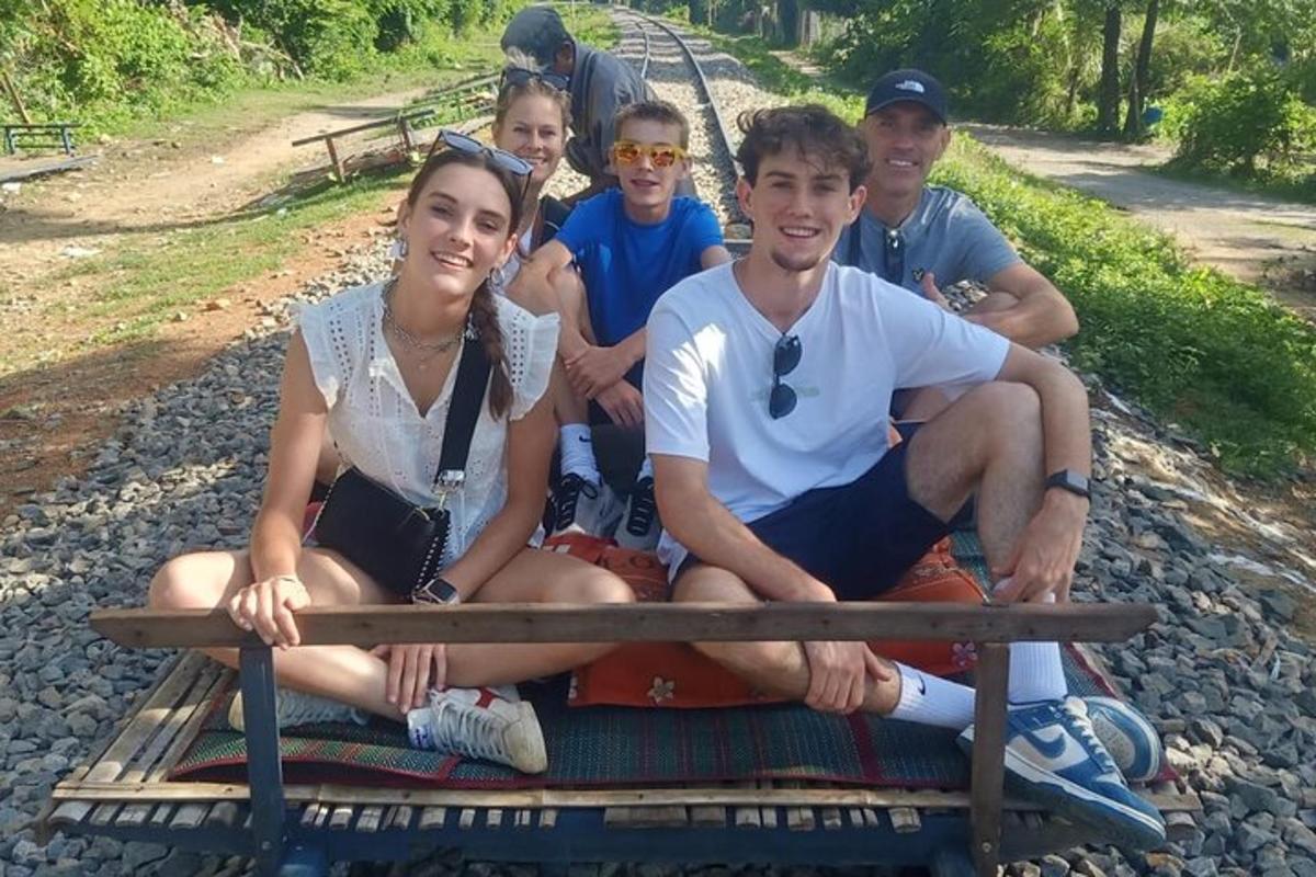 група људи који седе на клупи