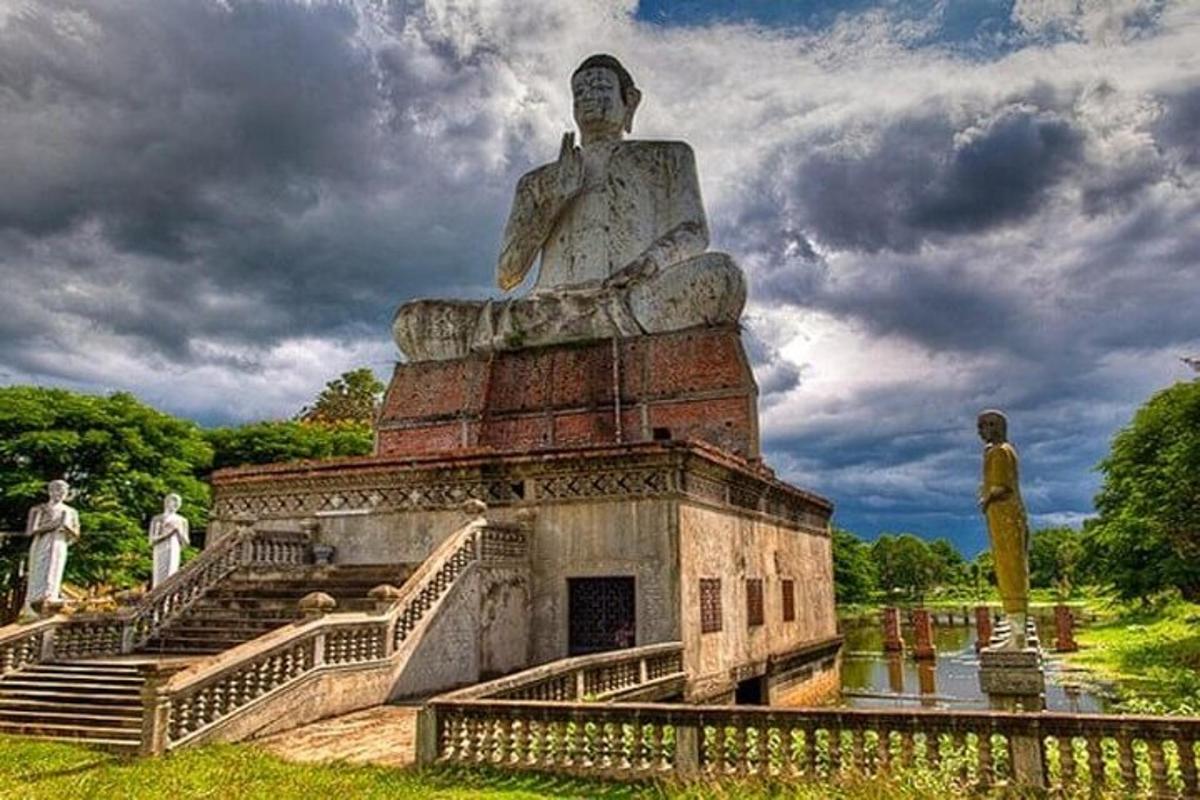 duża statua na polu z zachmurzonym niebem