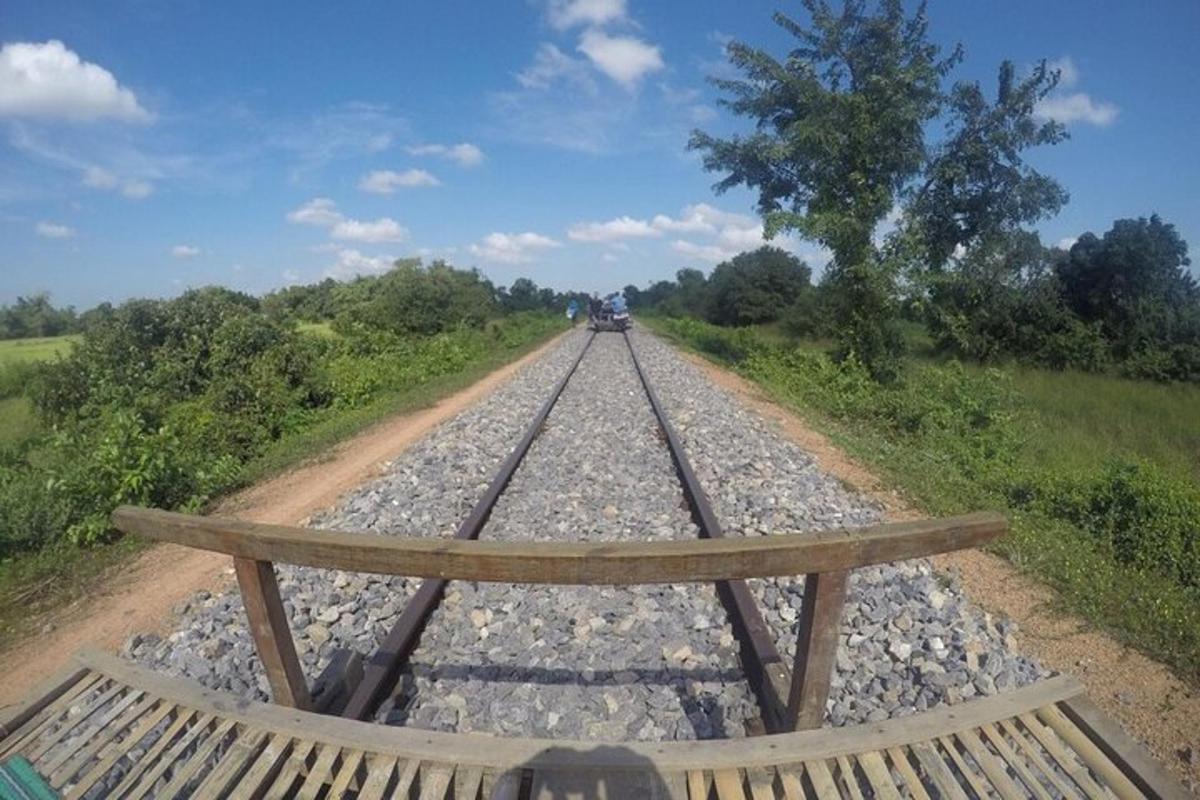 drewniana ławka stojąca na torach kolejowych
