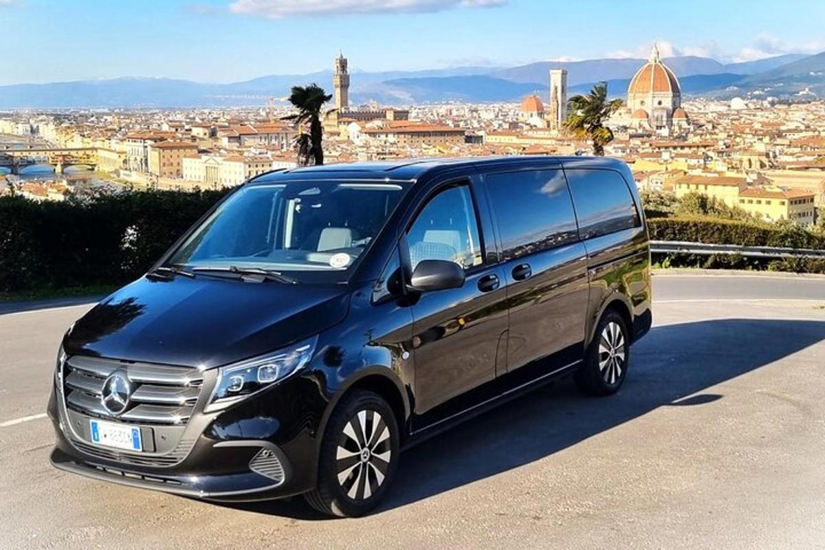 Una camioneta azul estacionada frente a una ciudad
