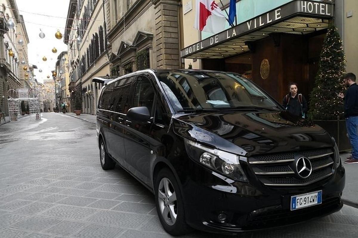 Un coche negro aparcado delante de un edificio