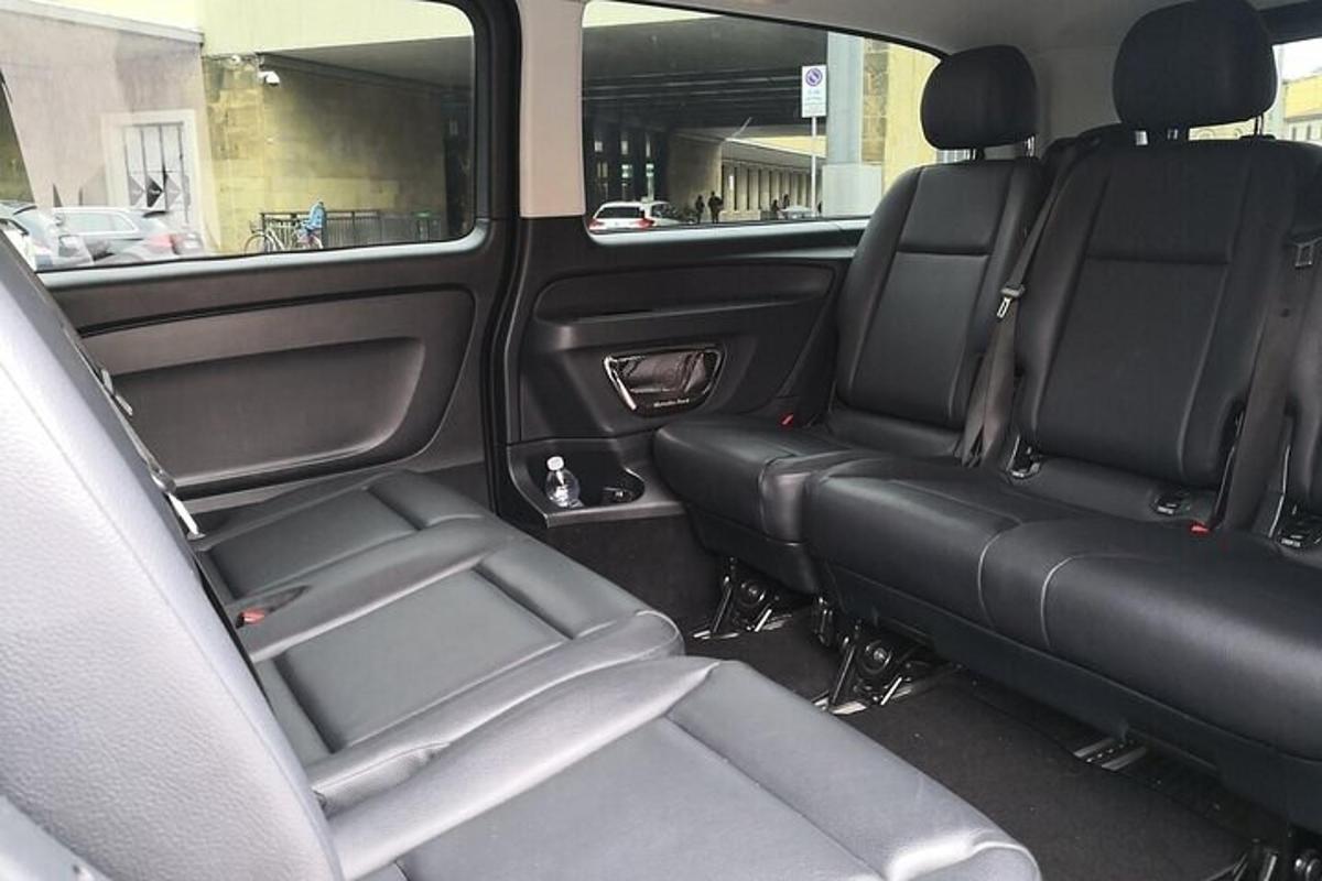 pemandangan tempat duduk belakang kereta