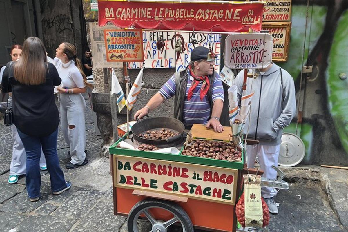 un bărbat care stă lângă o tarabă cu hot dog cu un bărbat