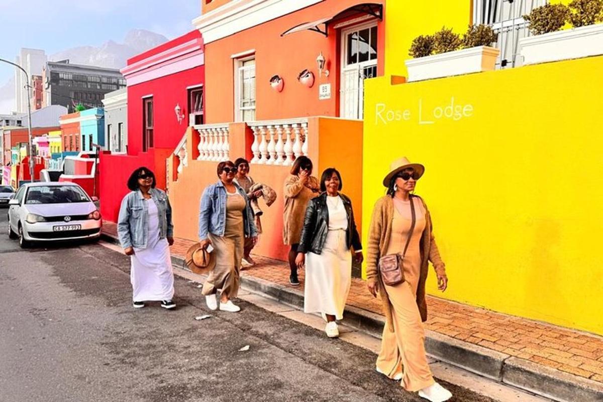 un grup de persones caminant per un carrer