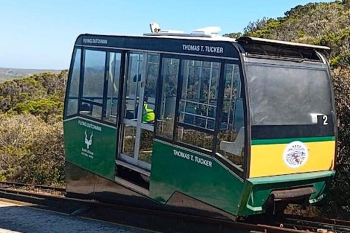 un tren verd i groc a les vies