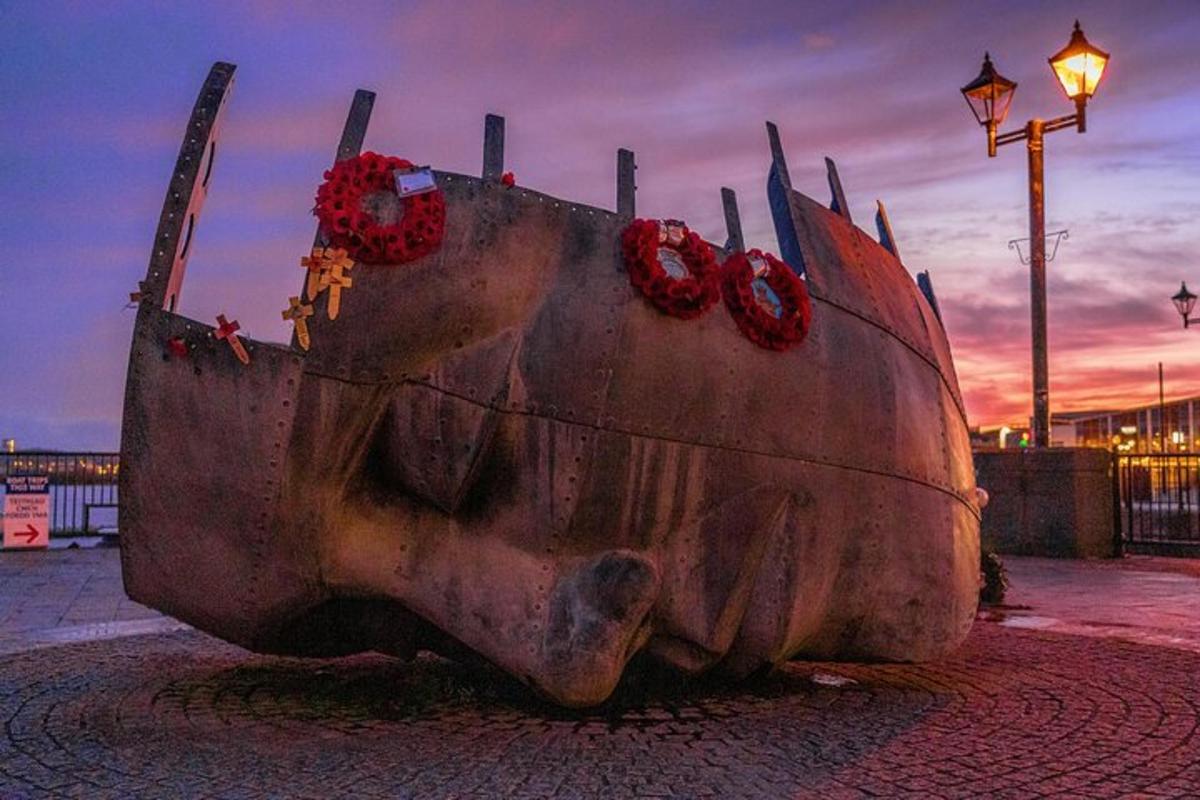 stytta af kú með rauðum kransum á henni