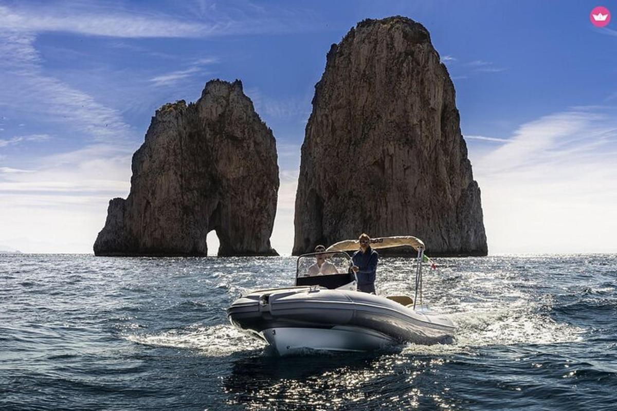 um homem em um barco na água com uma formação rochosa