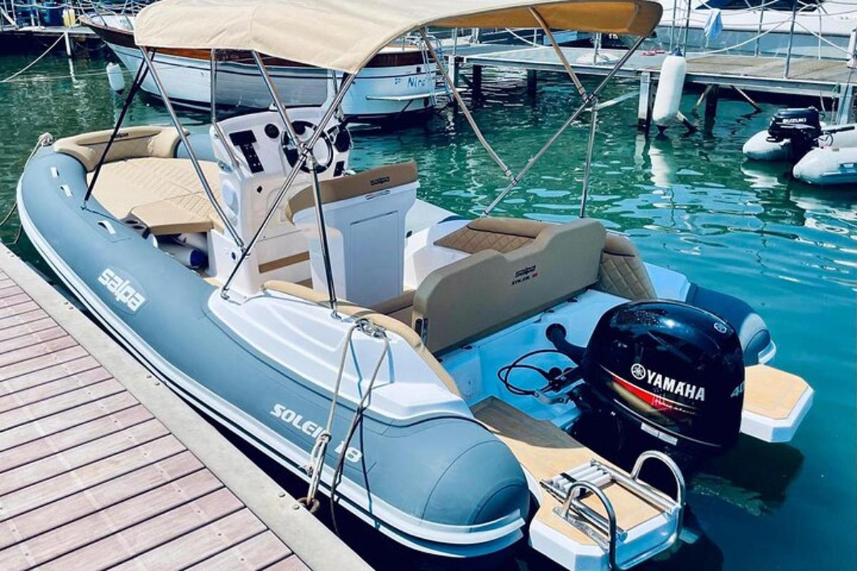 um barco azul estacionado em uma doca na água