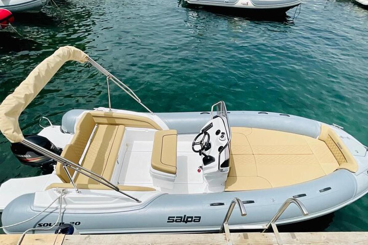 um barco branco amarrado a um cais na água