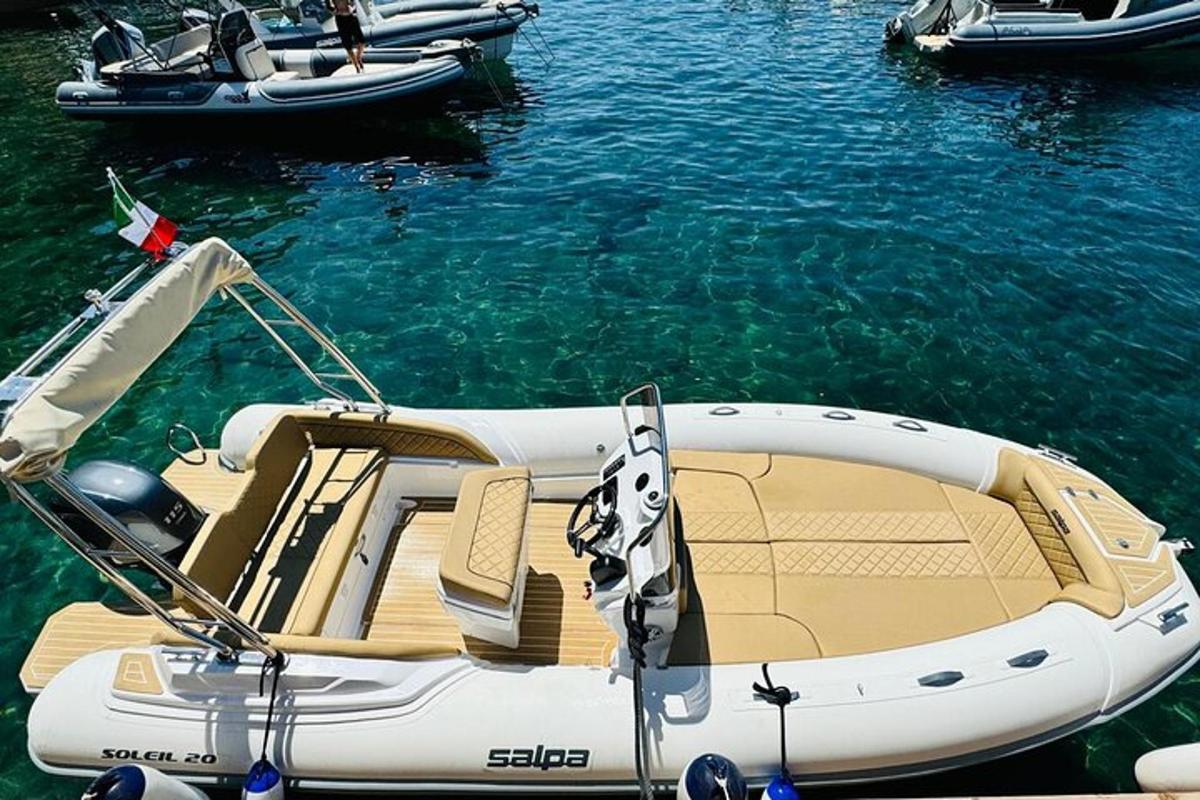 um barco branco está atracado na água