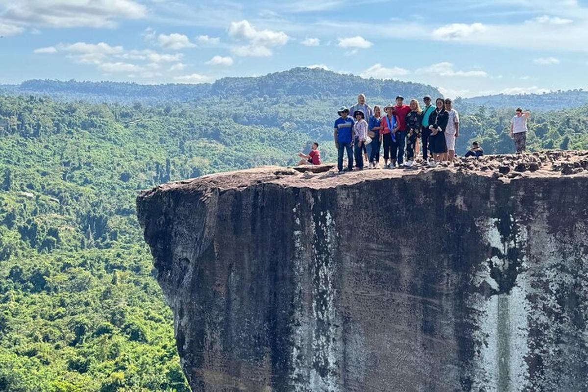 sekumpulan orang berdiri di tepi tebing