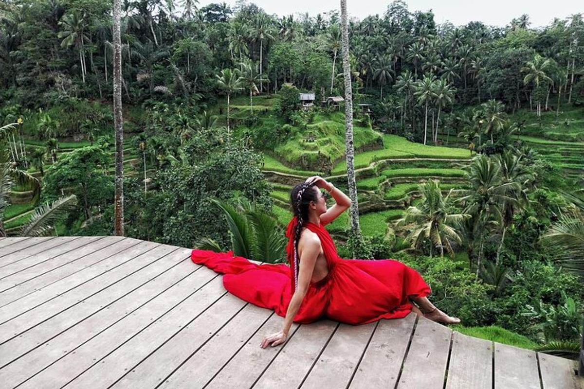 seorang wanita bergaun merah duduk di dek kayu