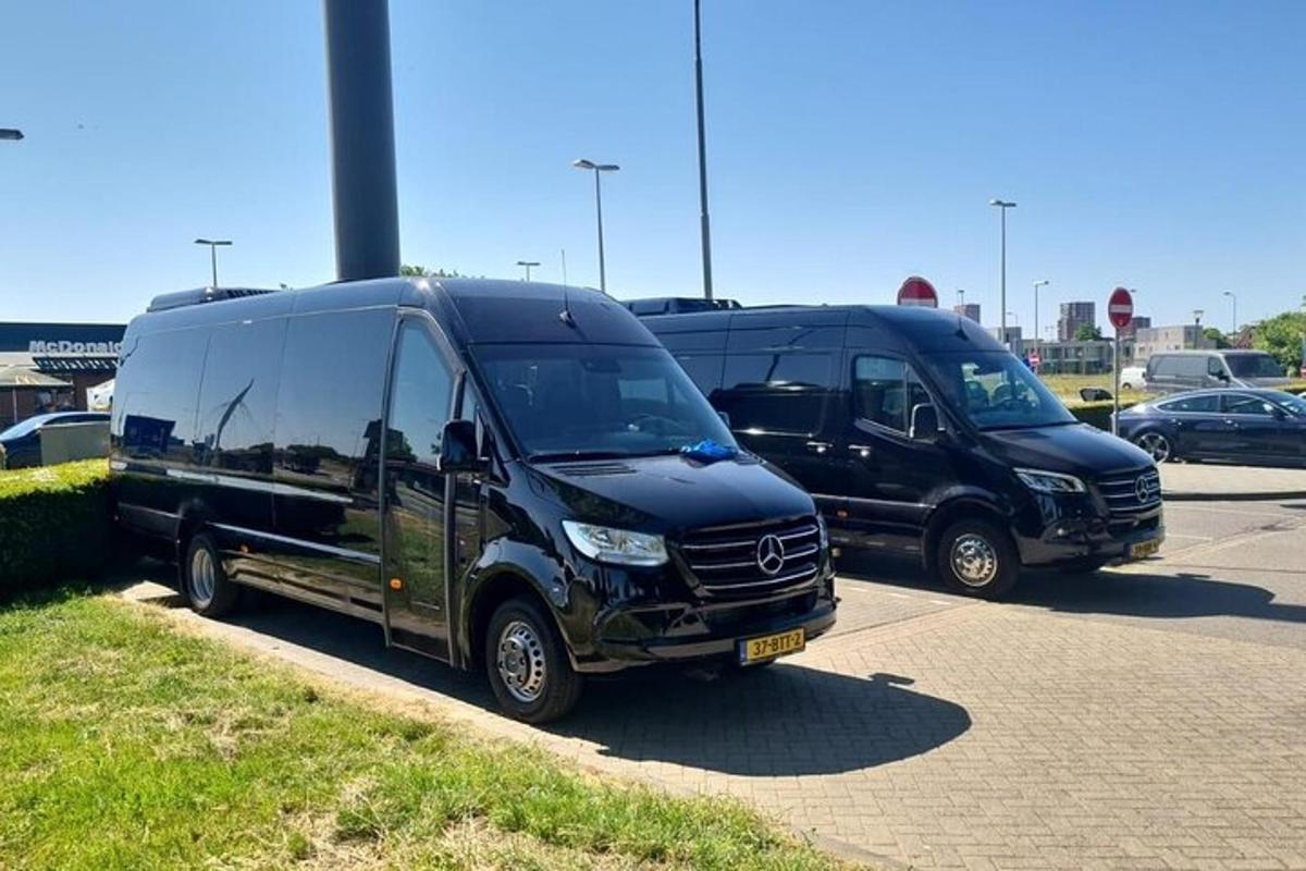 to svarte varebiler parkert på en parkeringsplass