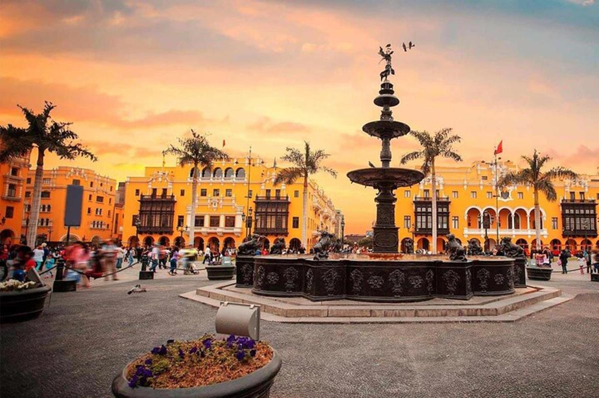 una fontana in una città con una ciotola di fiori