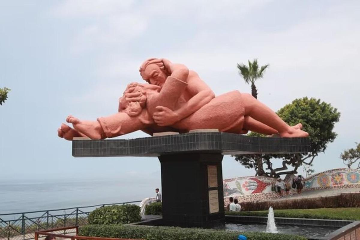 una statua di un uomo e una donna seduti in cima