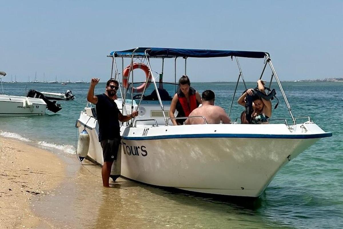 un gruppo di persone su una barca sulla spiaggia