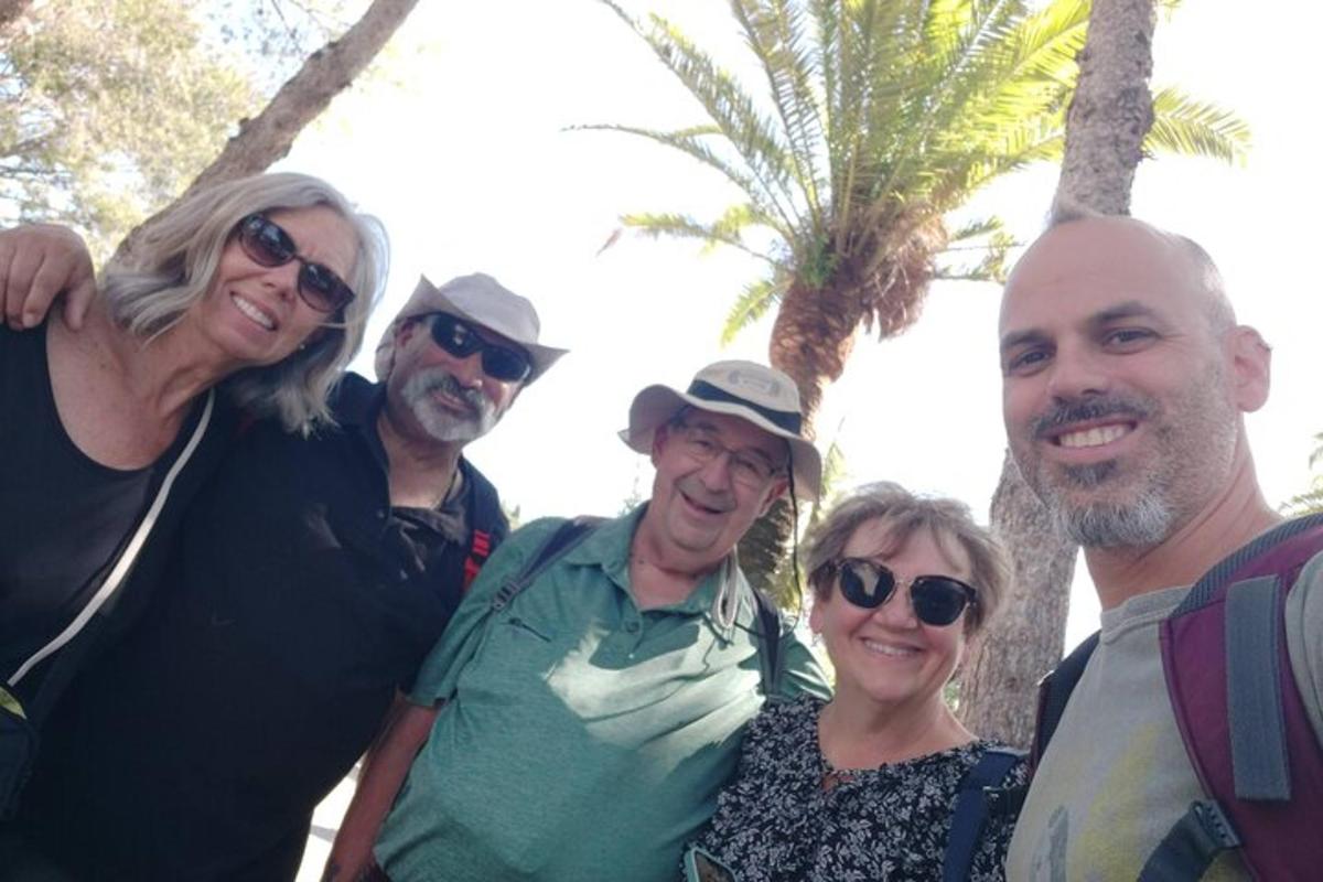 un gruppo di persone che posano per una foto