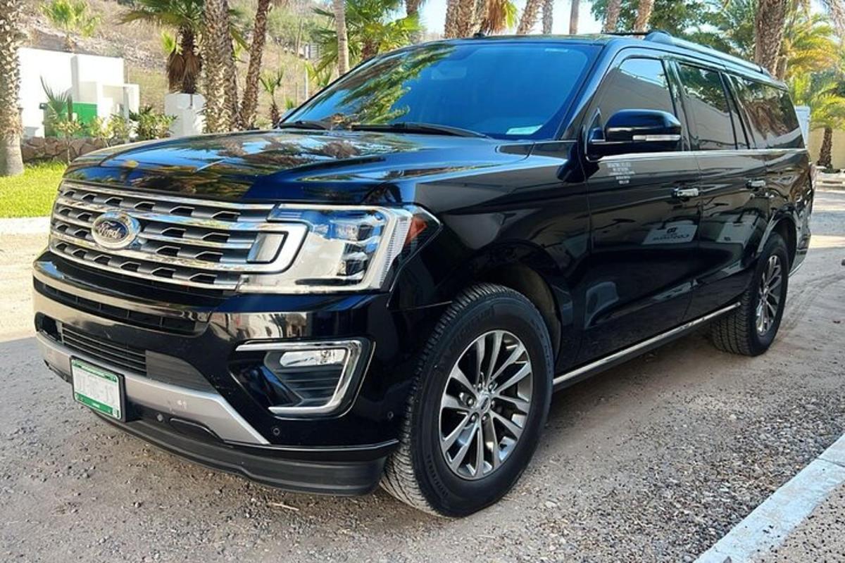 um SUV preto estacionado na beira de uma rua