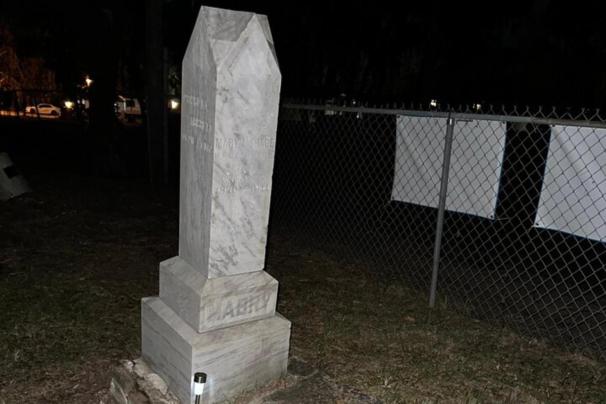 tugu batu di hadapan pagar pada waktu malam