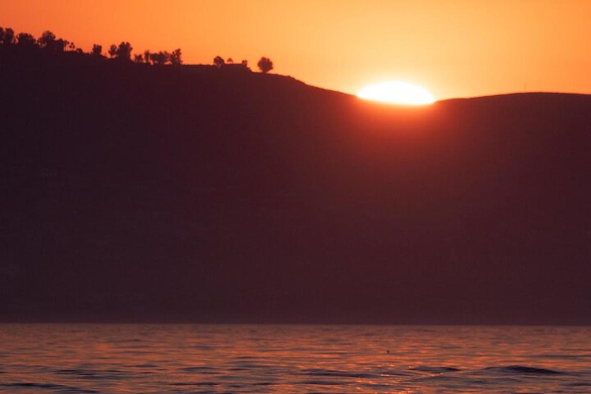 un tramonto su una collina con il sole che tramonta