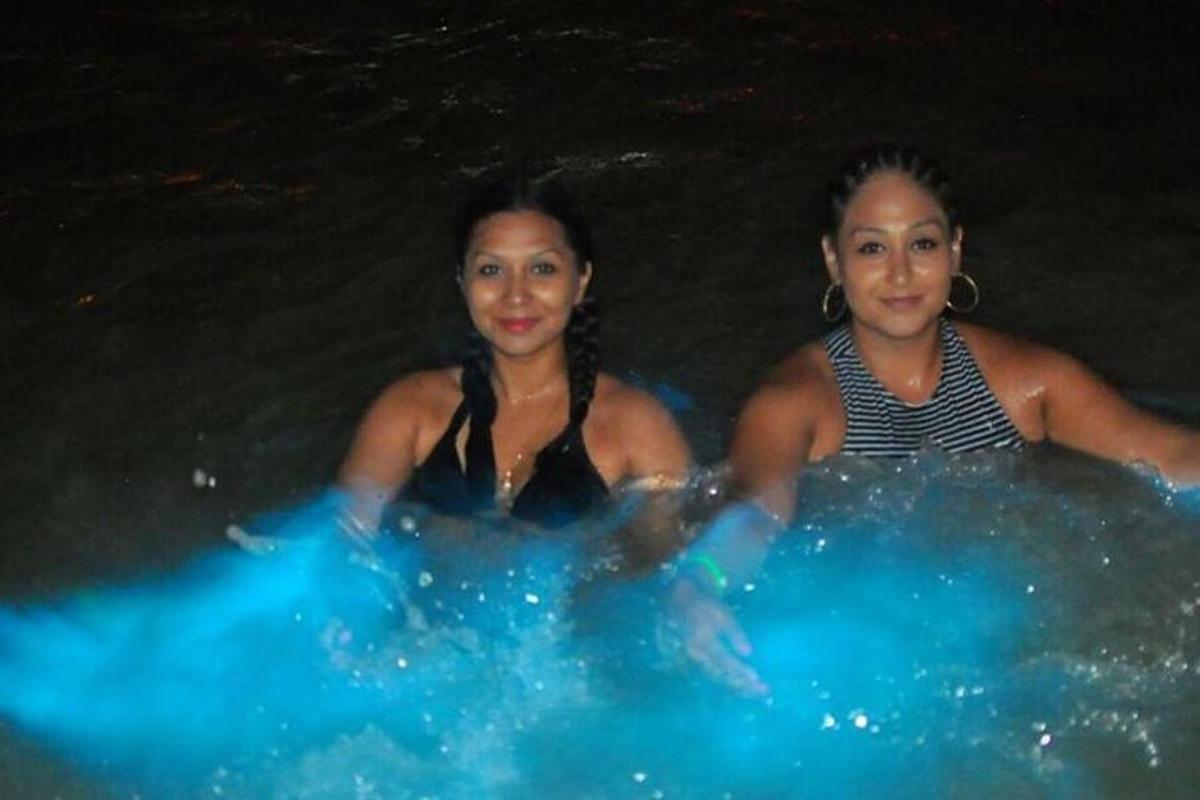 Dos mujeres están sentadas en un charco de agua