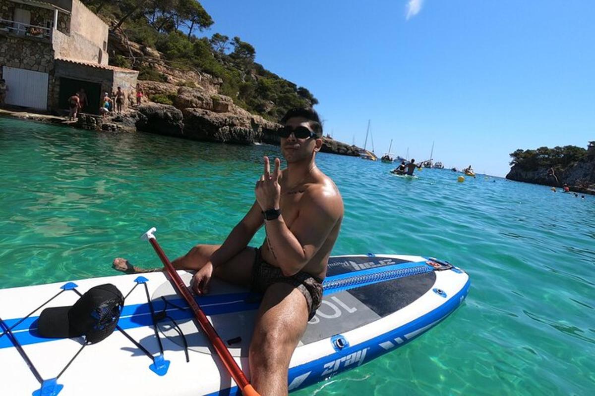 un uomo seduto su un pedalò in acqua