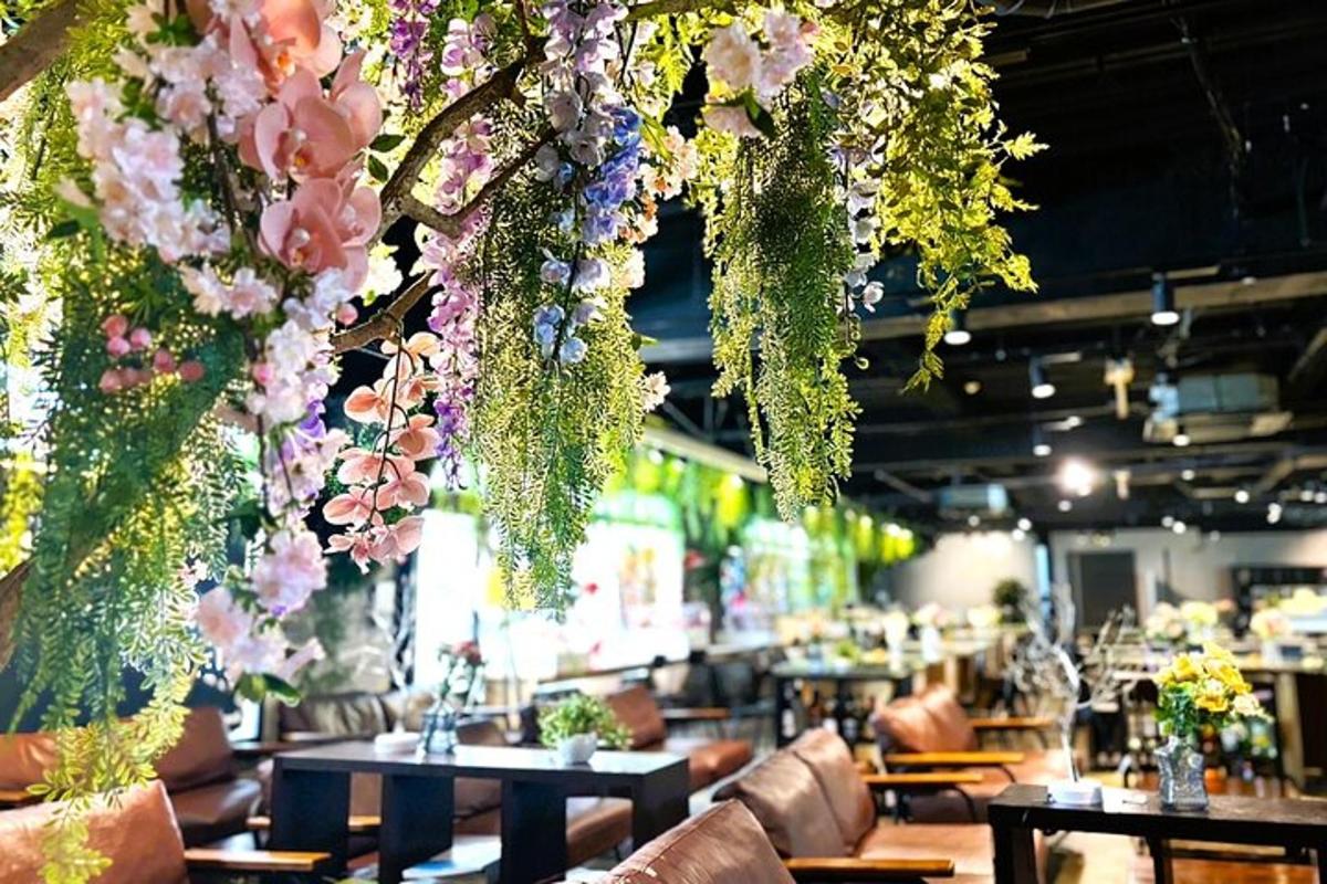 restauracja ze stołami i kwiatami zwisającymi z sufitu