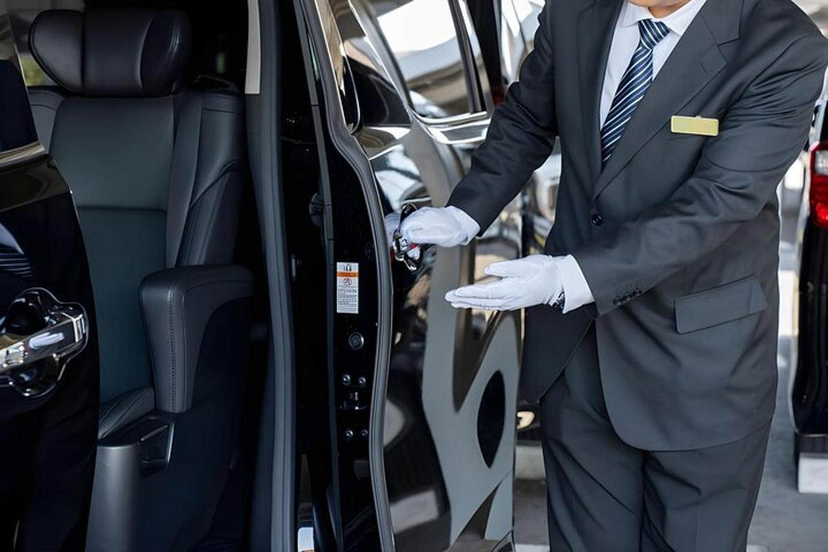 ülikonnas mees autost väljumas
