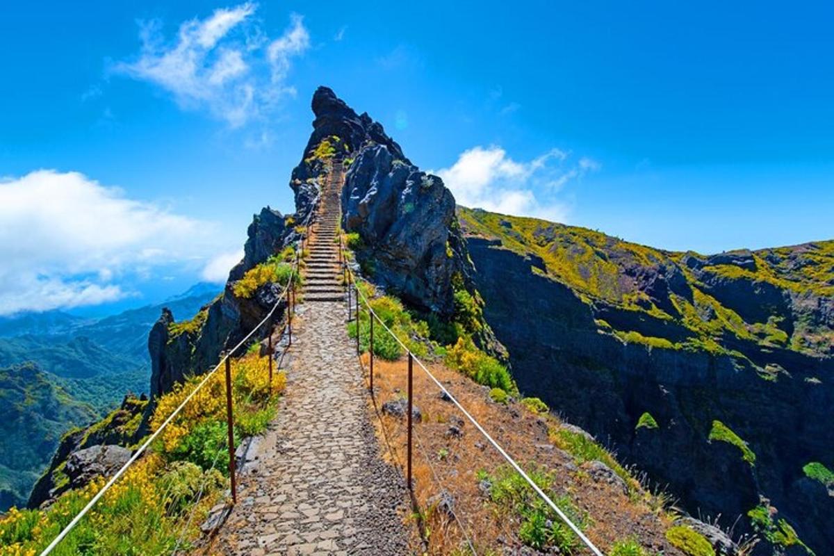 jalan di tepi gunung