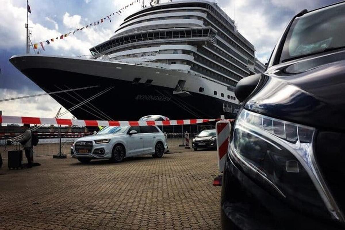 auto zaparkované před výletní lodí