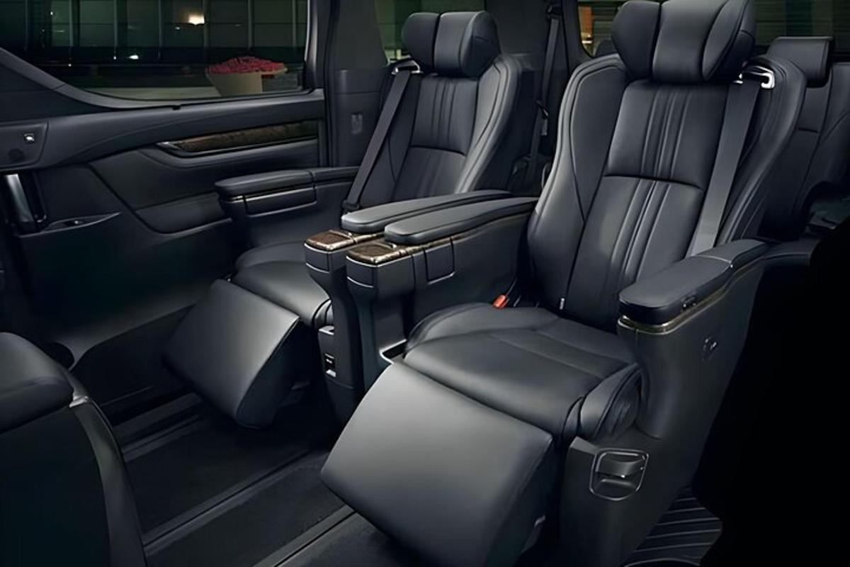 uma vista dos bancos traseiros de um carro