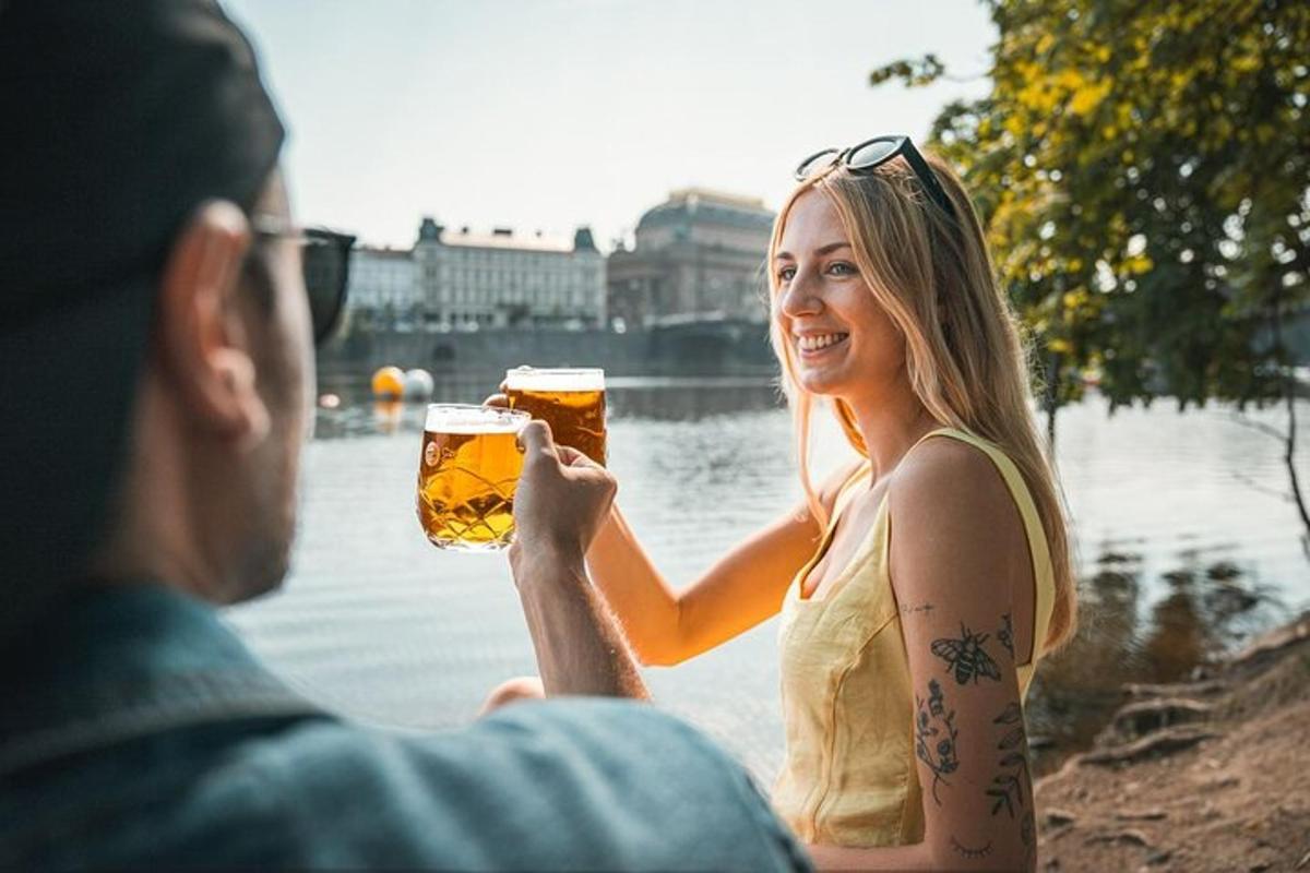 moški in ženska držita kozarec piva