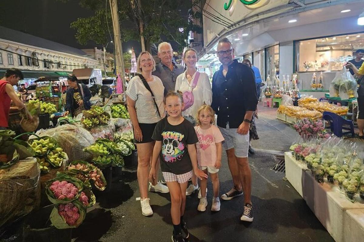 egy család pózol egy képhez a termelői piacon