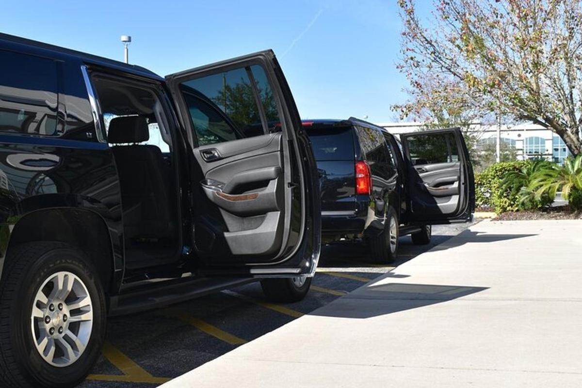 Tres camiones estacionados en fila en un estacionamiento