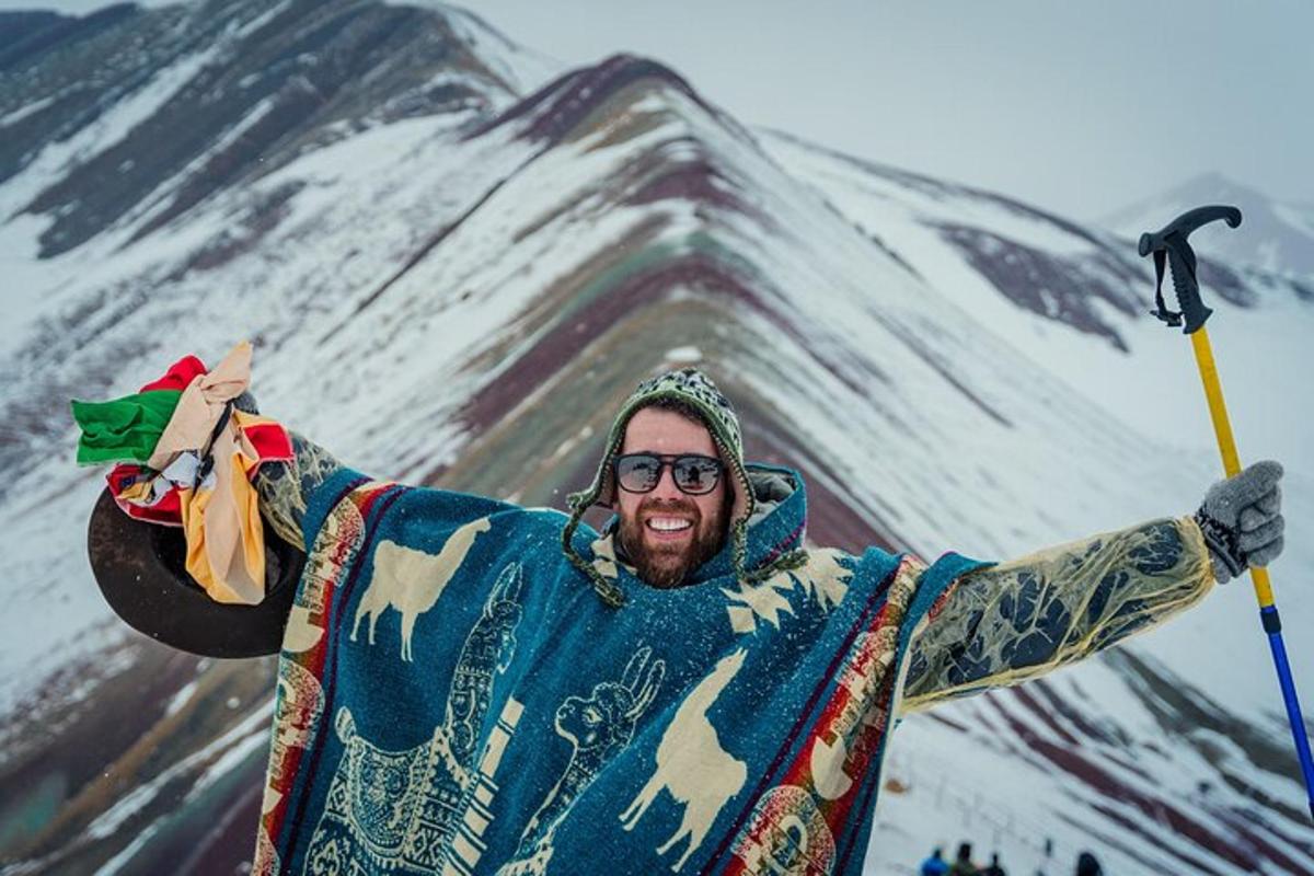 un uomo è in piedi davanti a una montagna