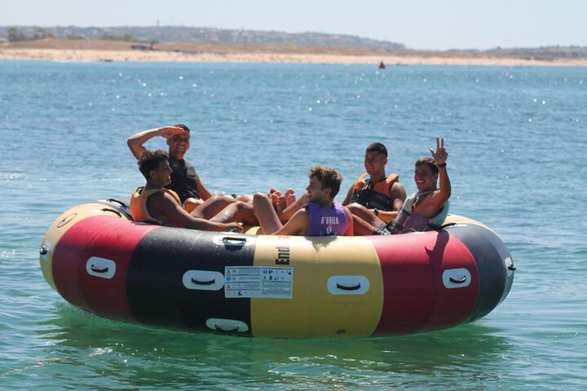 Un grupo de personas sentadas en una balsa en el agua.