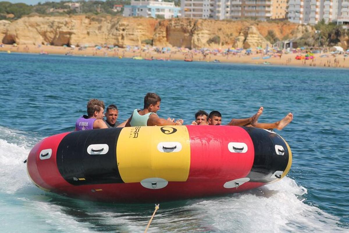 Un grupo de personas viajando en un bote inflable en el agua.